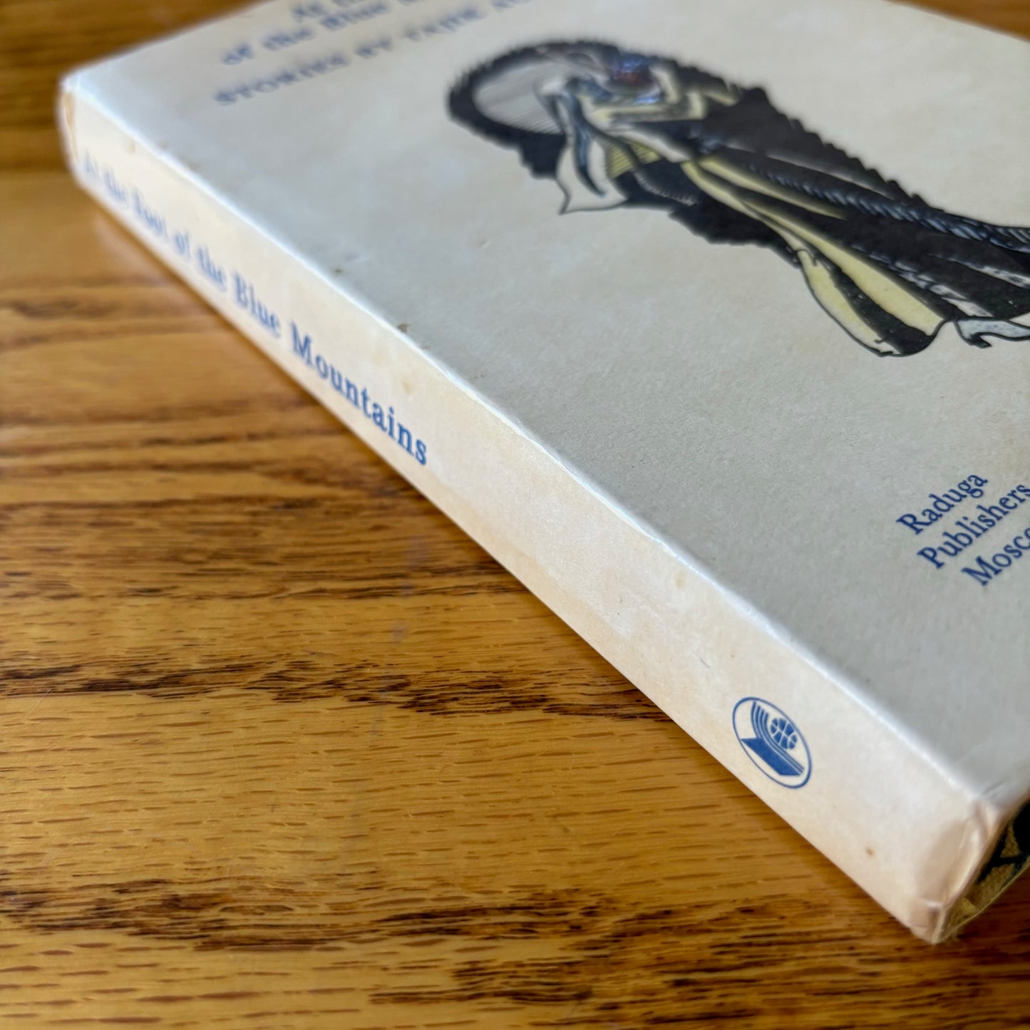 Shavkat Niyazi - At the Foot of the Blue Mountains: Stories by Tajik Authors