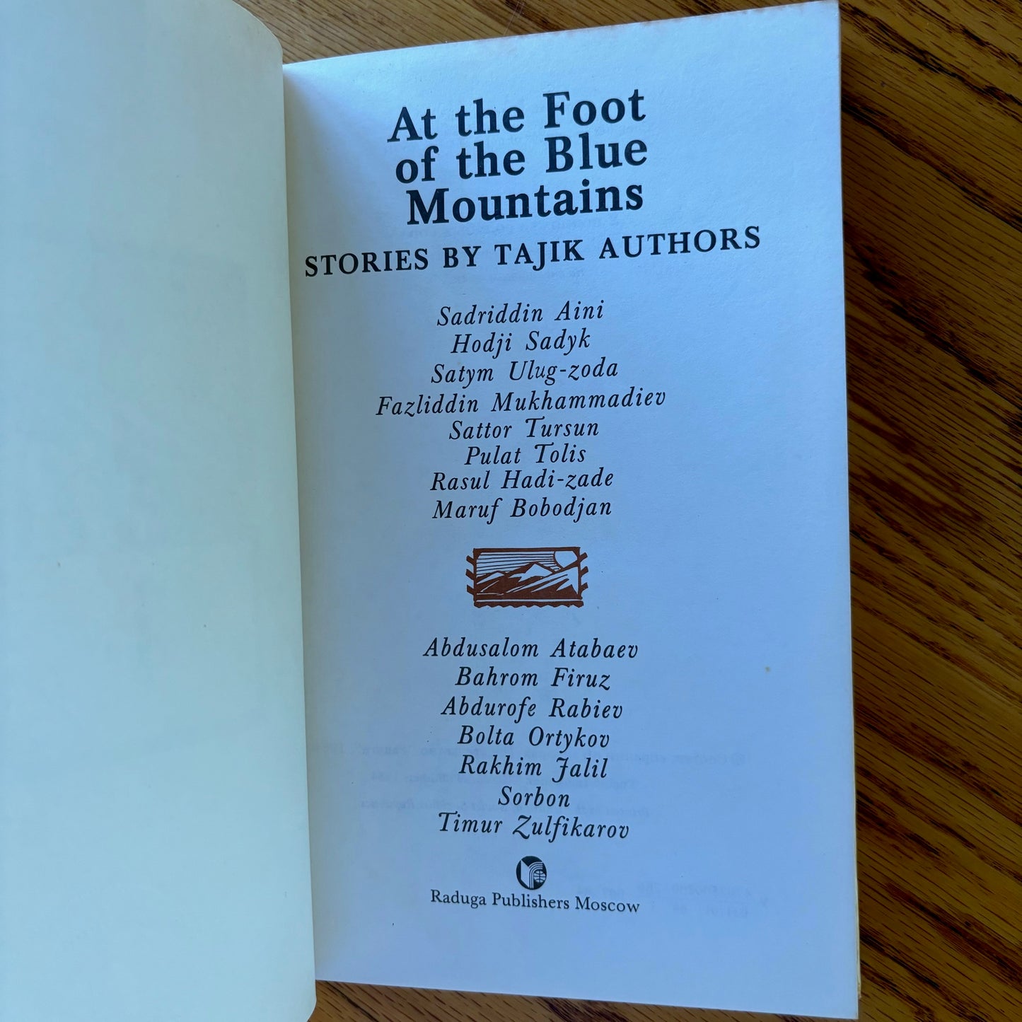 Shavkat Niyazi - At the Foot of the Blue Mountains: Stories by Tajik Authors