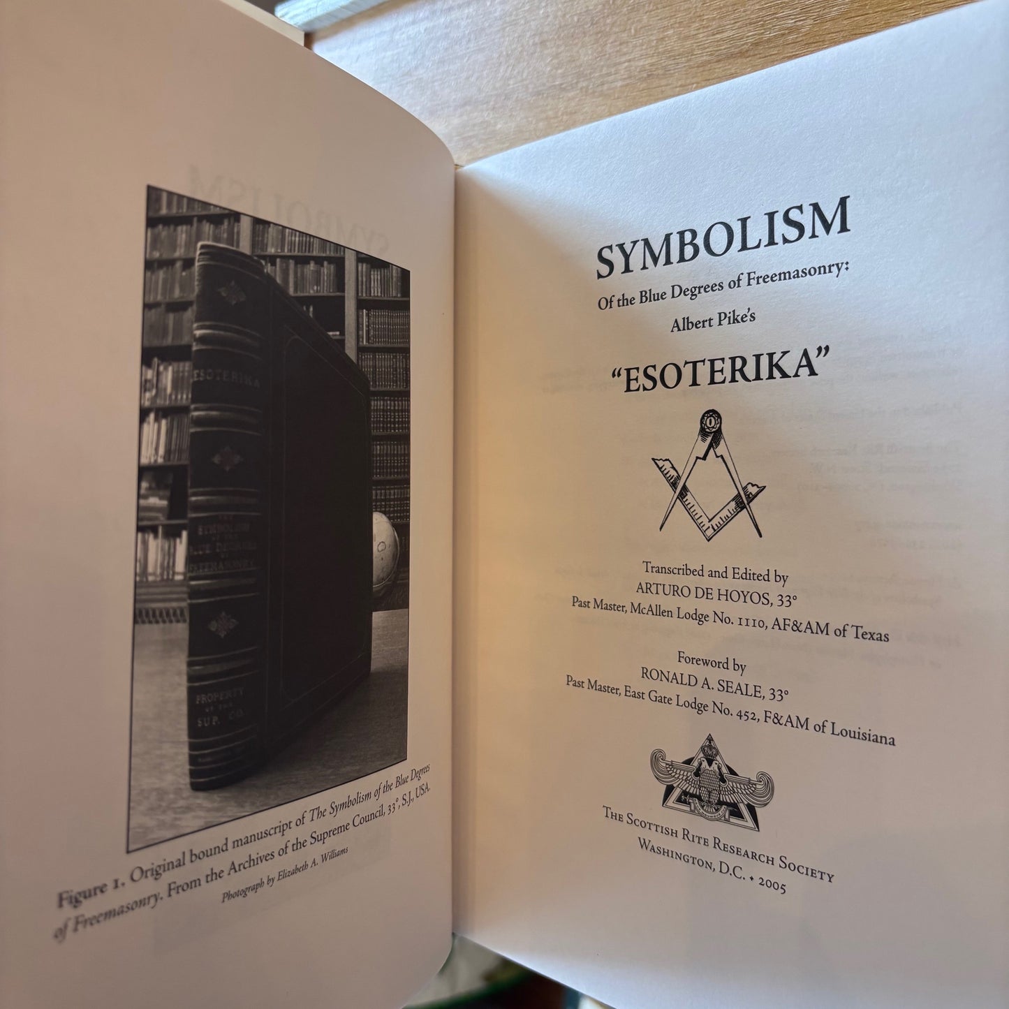 Arturo de Hoyos, ed. - Symbolism of the Blue Degrees of Freemasonry: Albert Pike's Esoterika